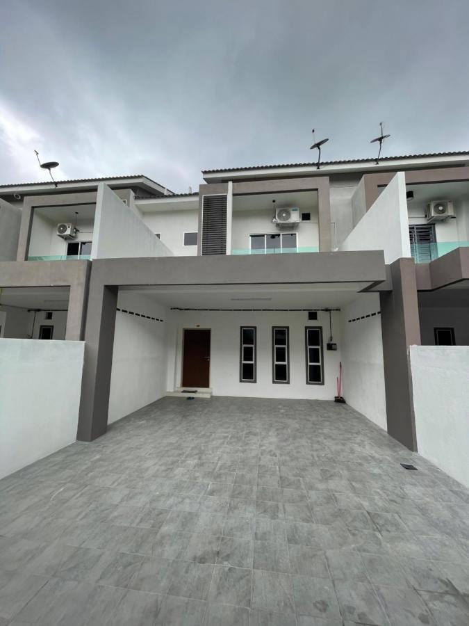 No 61 Nazirin Homestay Tmn Indah Raya 2 Manjung Lumut Exterior photo