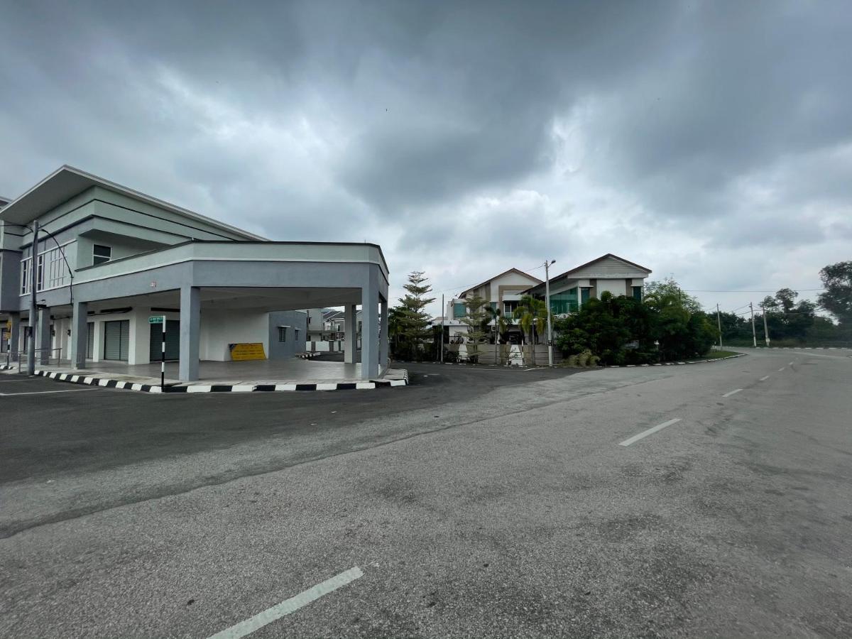 No 61 Nazirin Homestay Tmn Indah Raya 2 Manjung Lumut Exterior photo